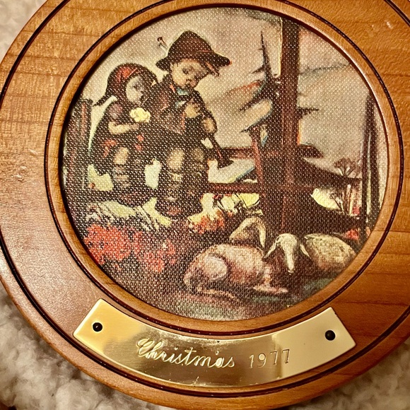 German Music Box, Reuge Swiss Movement Plays “O Christmas Tree” Hummel - Picture 3 of 5